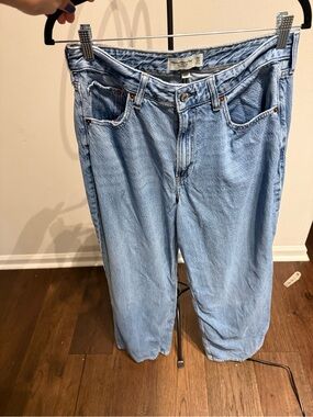 Abercrombie & Fitch Light Wash Relaxed Jeans - 10 Long